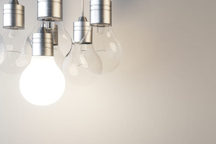 ビジネスアイデアが思いつかない人へ。成功事例「Pavegen」をリーンキャンバスとオズボーンのチェックリストで徹底分析。再現性のある発想5ステップとMVPで小さく試す方法まで具体的に解説します。